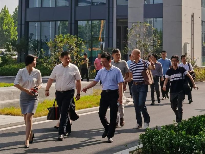 高新區(qū)服務業(yè)促進局局長石應、亨通光電營銷總裁江峰一行蒞臨泰投科創(chuàng)產(chǎn)業(yè)園進行考察調(diào)研