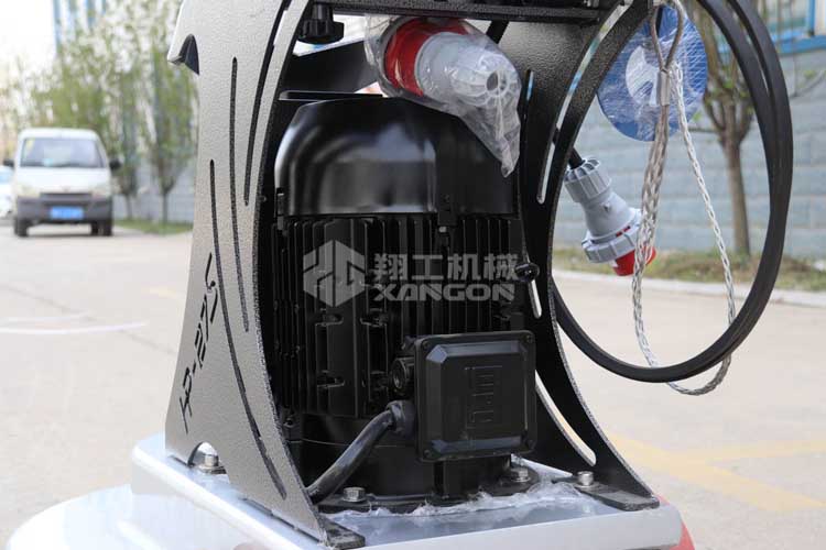 拋光機是為了讓地面表面有光澤，需要先研磨后才可以拋光。拋光分為粗拋和精拋，這時候可以使用拋光機，配合拋光墊，提高地面的光澤度。高速地坪拋光機讓你輕松完成地坪拋光工作，提高地坪亮度。