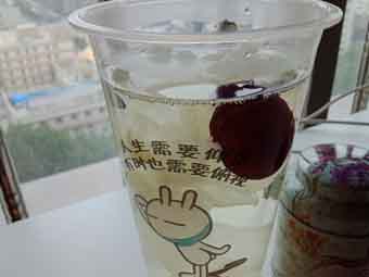 炎炎夏日到來(lái)，一杯銀耳紅棗美如詩(shī)！