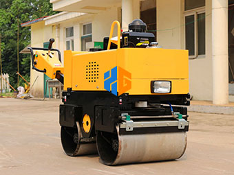關(guān)于小型壓路機(jī)如何減少摩擦問(wèn)題呢？